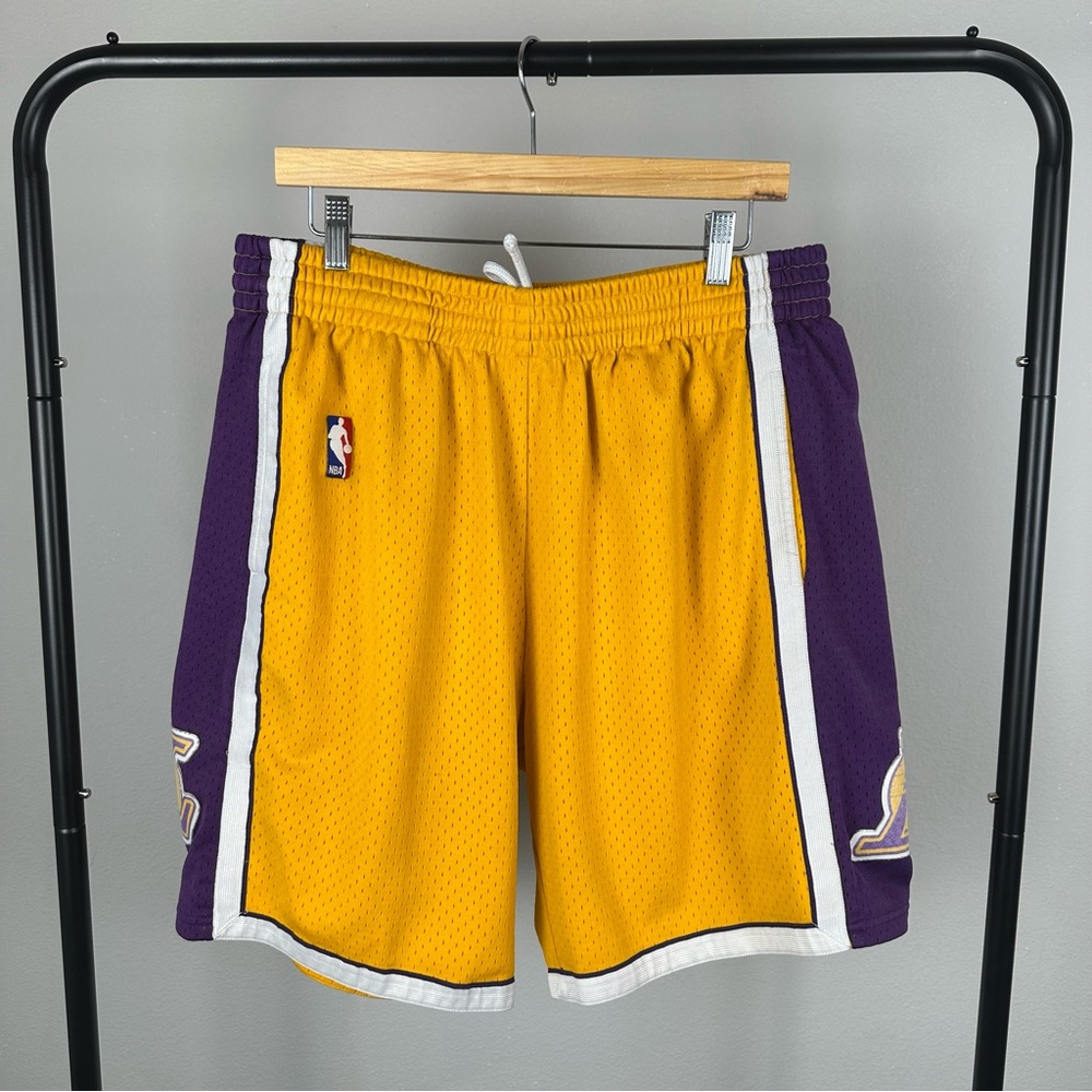 Mitchell & Ness Lakers Hardwood Classics Basketball Shorts Mens XL Yellow Purple